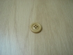 Deux boutons beige imitation granuleuse 16-8
