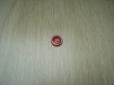 Petit bouton rouge nacré aux centre creux   22-89