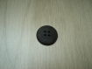 Deux boutons marron aspect rugueux 32-37