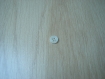Quatre boutons en pate de verre blanche avec sillon  30-57