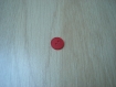 Petit bouton rouge nacré en creux   22-93