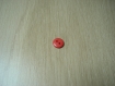 Petit bouton rouge avec rebord fin  22-97