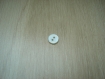  trois boutons blanc nacré creux angle 45°   32-22