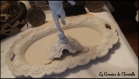 Bougeoir angelot et sa coupelle ovale patinés ficelle et blanc poudré sur les reliefs