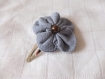 Barrette fleur en tissu bleu de 5cm avec une pince clip et perle en bois foncé