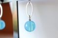 Boucles d'oreilles perle de verre couleur aquamarine, puce pendante, argentée, idée cadeau, anniversaire, mariage