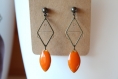 Boucles d'oreille orange, puce bronze, sequin émaillé, pendante, minimaliste, fait main, idée cadeau, anniversaire