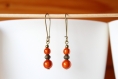 Boucles d'oreille orange, dormeuses, perles miracle, bijou fait main, minimaliste, idée cadeau, anniversaire, noël