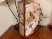 Urne de mariage sous forme de valise réalisée en carton et totalement customisée dans le thème que vous aurez choisi. 