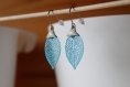 Boucles d'oreille bleu turquoise, feuille filigrane, sequin émaillé triangle blanc, support acier inoxydable, minimaliste, idée cadeau