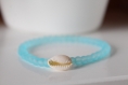 Bracelet cauris, perles de verre givrées bleu ciel, bracelet élastique, fait main, idée cadeau, anniversaire, noël
