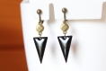 Boucles d'oreilles clip noir, graphique, sequin émaillé triangle, minimaliste, cadeaux, anniversaire, noël