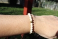 Bracelet perles perle blanche crème et bronze, bracelet élastique, perles howlite, fait main, idée cadeau, anniversaire