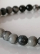Bracelet perles de soie, noir et nuance gris blanc, bracelet élastique, pierre naturelle, fait main, idée cadeau, anniversaire