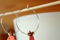 Boucles d'oreilles créole cuir rouge, imprimé style galuchat, triangle, minimaliste, tendance, cadeau, anniversaire, noël