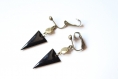 Boucles d'oreilles clip noir, graphique, sequin émaillé triangle, minimaliste, cadeaux, anniversaire, noël