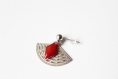 Boucles d'oreilles puce rouge, éventail, sequin émaillé, bijou minimaliste, bijou de créateur, idée cadeau, noël, anniversaire