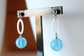 Boucles d'oreilles perle de verre couleur aquamarine, puce pendante, argentée, idée cadeau, anniversaire, mariage