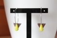 Boucles d'oreilles créole argenté et jaune, triangle, sequin émaillé goutte, minimaliste, tendance, cadeau, anniversaire, noël