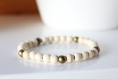 Bracelet perles perle blanche crème et bronze, bracelet élastique, perles howlite, fait main, idée cadeau, anniversaire