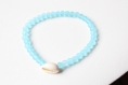 Bracelet cauris, perles de verre givrées bleu ciel, bracelet élastique, fait main, idée cadeau, anniversaire, noël