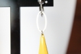Boucles d'oreilles clips jaune, sequins émaillés goutte, bijou minimaliste, idée cadeau, anniversaire, noël
