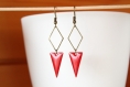 Boucles d'oreille triangle rouge, graphique, sequin émaillé, losange bronze, cadeau, anniversaire, noël