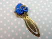 Marque-pages doré et poulpe bleu tenant sa clef en bronze en pâte polymère