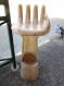 Siège de bar en bois sculpté forme main 73 cm