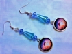 Boucles d'oreille avec cabochon en verre dauphin/perles facettes bleues en verre