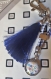 Porte-clés bleu marine avec éléments en fimo/cabochon en verre/pompon fil nylon