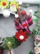 Couronne de noël, support en paille, guirlandes vertes, fleurs en feutrine, fleurs en métal, pompons en coton, oiseau en plumes, rubans