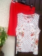 Jupe rouge et tee-shirt fleuri assorti