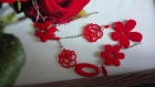 Collier long a chaîne avec perles en fleurs plastic rouge femme fille