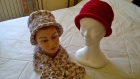 Nouveaux  chapeau x tricotés en laine  au crochet           et une écharpe entrelaçée tricotée aux aiguilles 