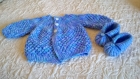 Petit gilet et ses petits chaussons assortis tricotés en laine