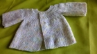 Petites   brassieres      tricotées en laine et petits chaussons   et un bonnet
