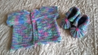 Nouveau petit gilet et ses petits chaussons assortis tricotés en laine aux aiguilles