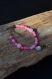 Bracelet ajustable en agate facetté et craquelée rose, perle en verre , breloque musique et coquillage, pierre gemme