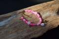 Bracelet ajustable en agate facetté et craquelée rose, perle en verre , breloque musique et coquillage, pierre gemme