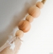 Etoile rembourrée en coton et ses perles de bois à suspendre par son cordon de chanvre