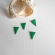 Lot 4 breloques pendentifs triangle 15x11 mm vert pré