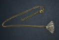 Collier-pendentif éventail doré et coquille bronze