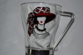 Tasse à thé, à café en verre peint femme au chapeau rouge à croisillons sur commande