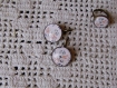 Boucles d'oreilles dormeuses en metal couleur bronze bords ciseles  image sous dome en verre bombe 20 mm collection fleurs vintage