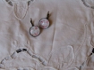 Boucles d'oreilles dormeuses en metal couleur bronze bords ciseles  image sous dome en verre bombe 20 mm collection roses anciennes