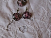 Boucles d'oreilles dormeuses en metal couleur bronze bords ciseles  image sous dome en verre bombe 20 mm collection roses anciennes
