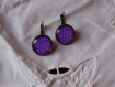 Boucles d'oreilles dormeuses en metal couleur bronze image sous dome en verre bombe 18 mm collection purple