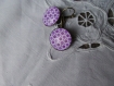 Boucles d'oreilles dormeuses en metal couleur bronze bords ciseles  image sous dome en verre bombe 20 mm collection  purple