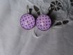 Boucles d'oreilles dormeuses en metal couleur bronze bords ciseles  image sous dome en verre bombe 20 mm collection  purple